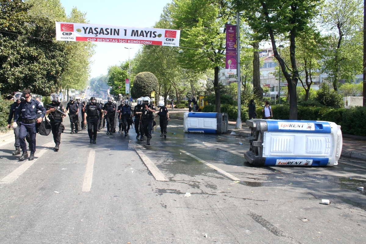 Beşiktaş\'ta Toplanan Gruba Polis Müdahale Etti