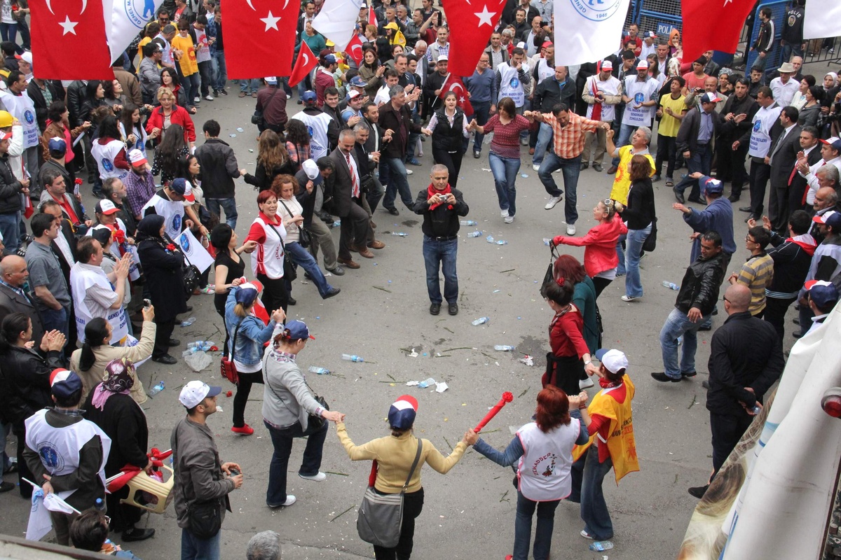 Zonguldak\'ta, Sakin 1 Mayıs Kutlaması
