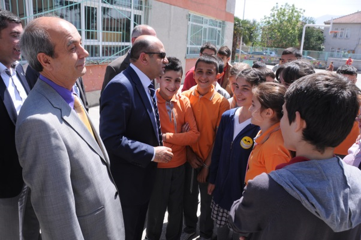 Fikri Işık\'tan Kartepe\'de Eğitime Destek