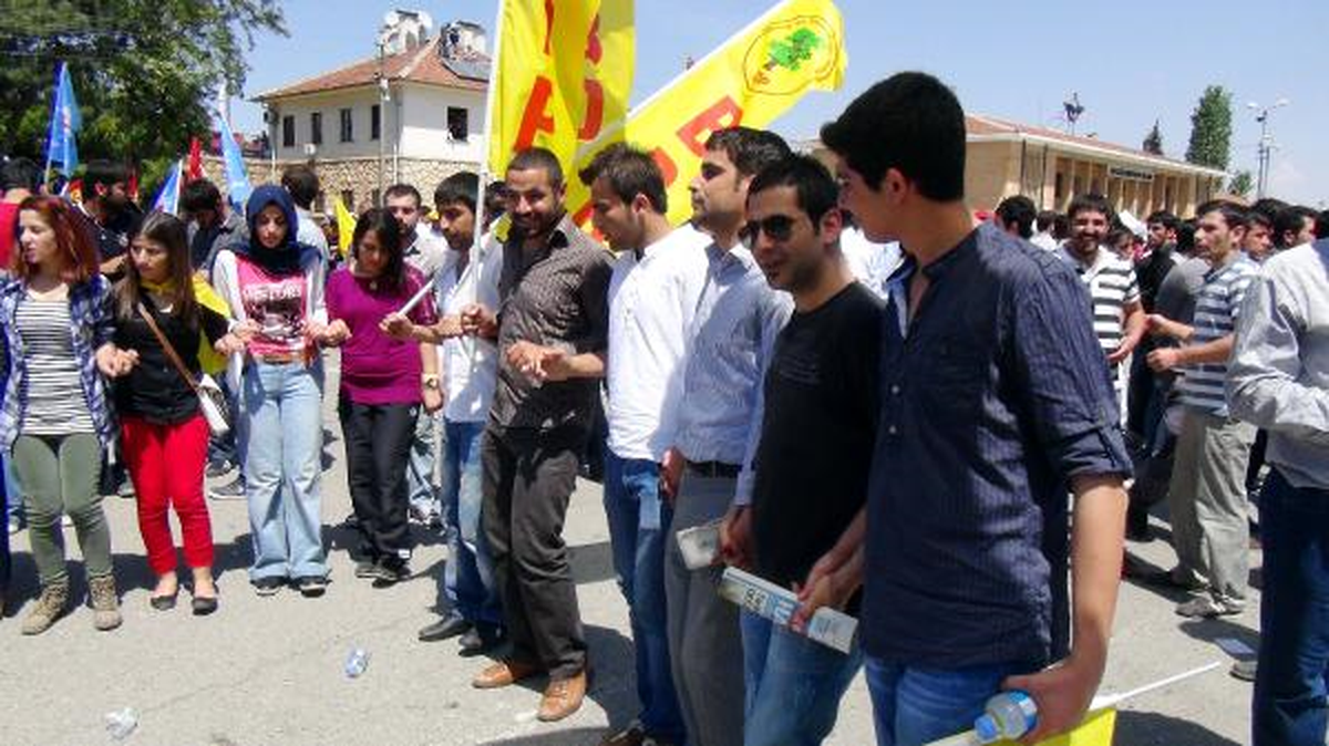 1 Mayıs Kutlamalarında Türk Bayrağı Gerginliği