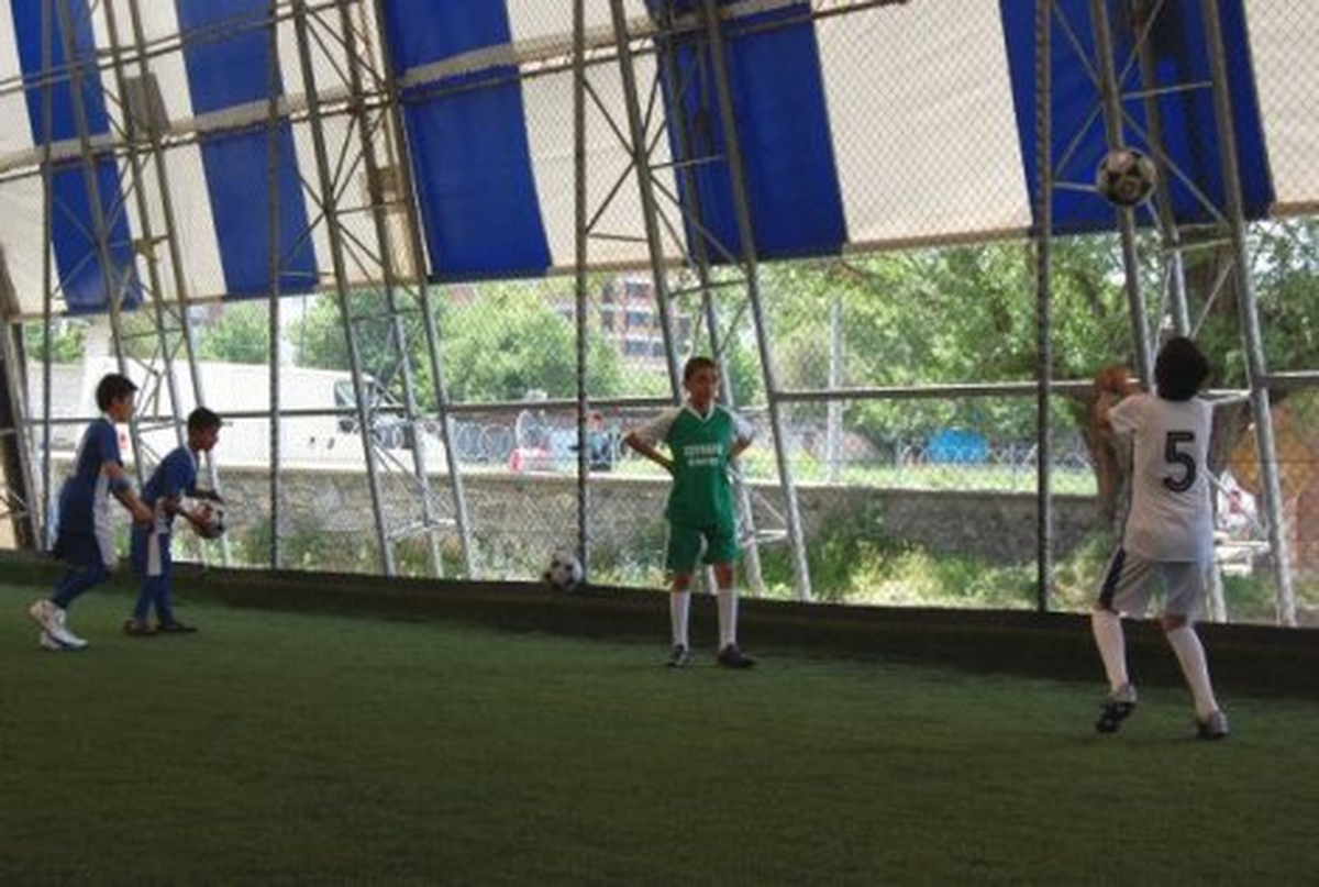 Güroymak ve Tatvan'da Futbol Sahası Açıldı