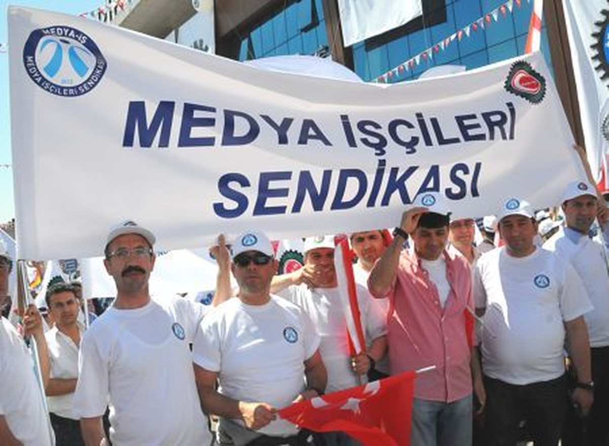 Hak-İş Davul Zurna Eşliğinde Taksim\'e Geldi