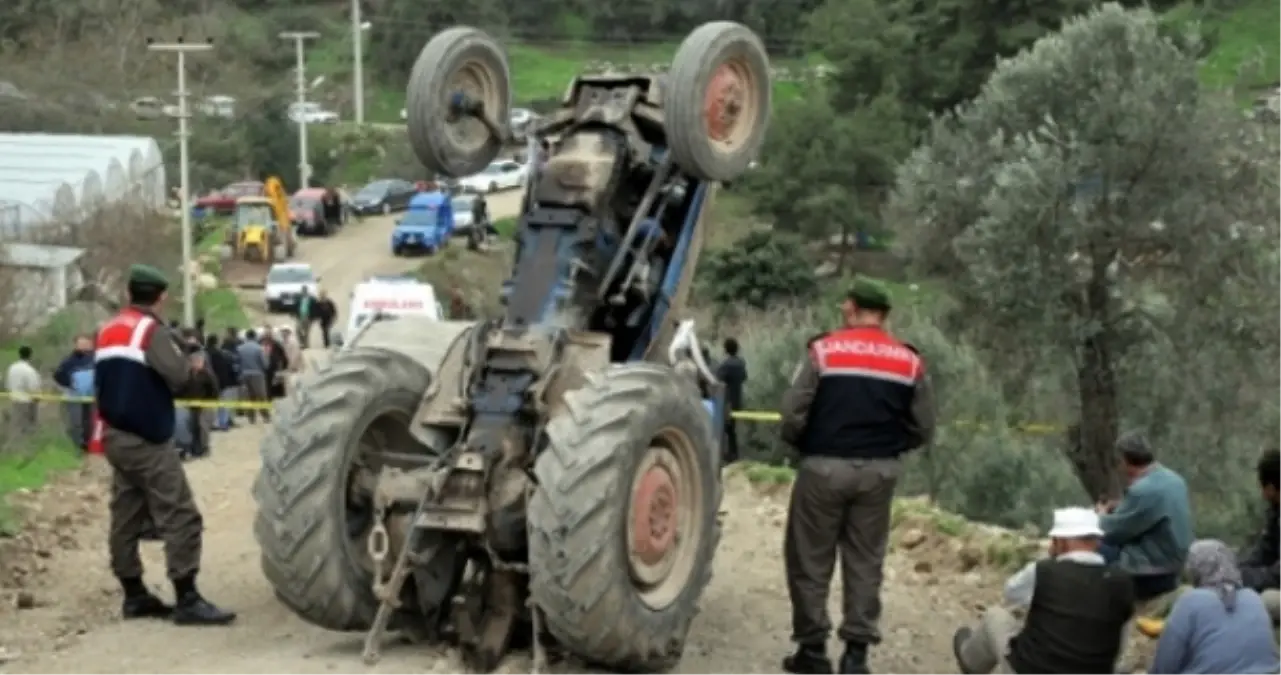 İşçileri Taşıyan Traktör Devrildi: 35 Yaralı