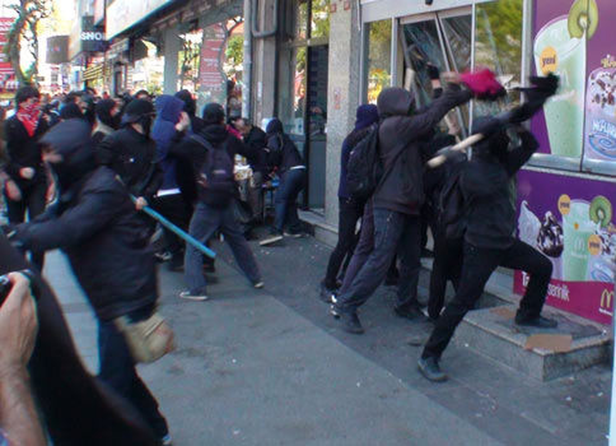 İstanbul\'da İş Yerlerinin Camları Kırıldı
