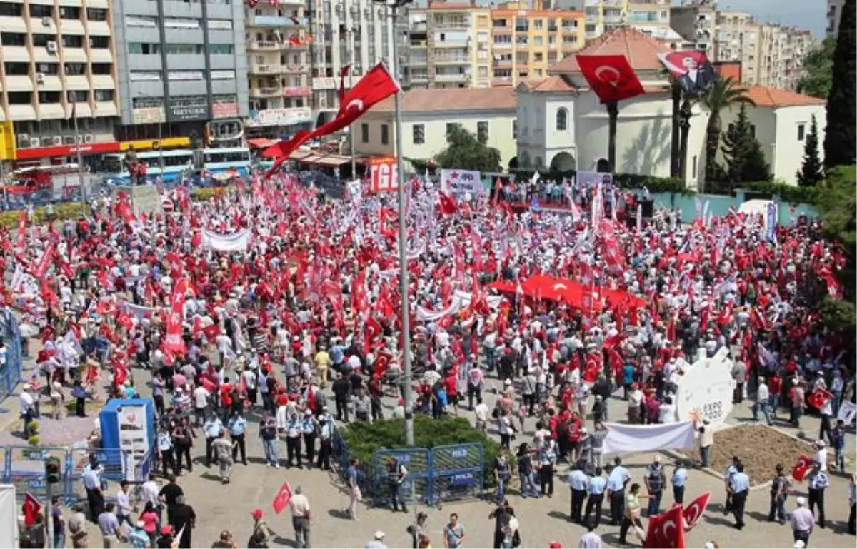 İzmir\'de 1 Mayıs Ayrı Meydanlarda Kutlandı