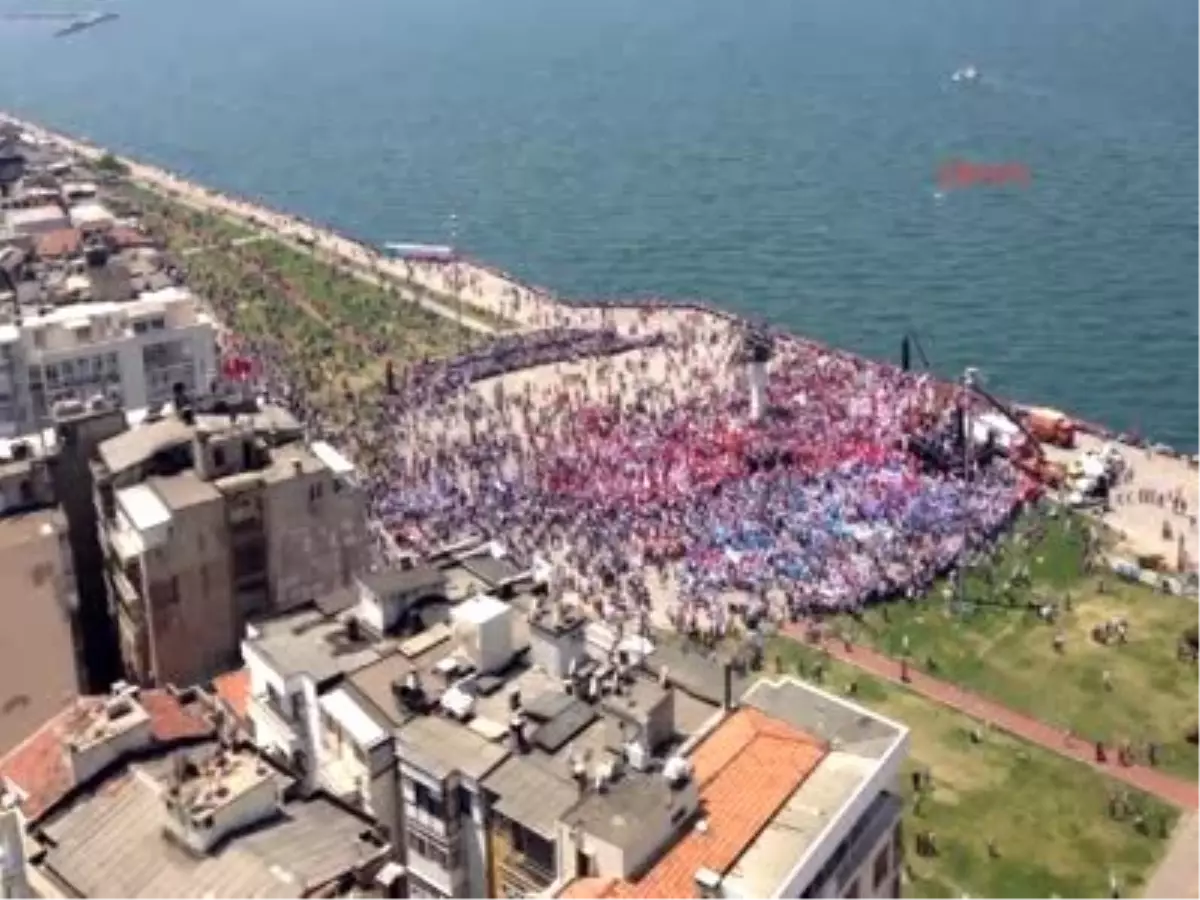 İzmir\'de 1 Mayıs İki Meydanda Kutlanıyor
