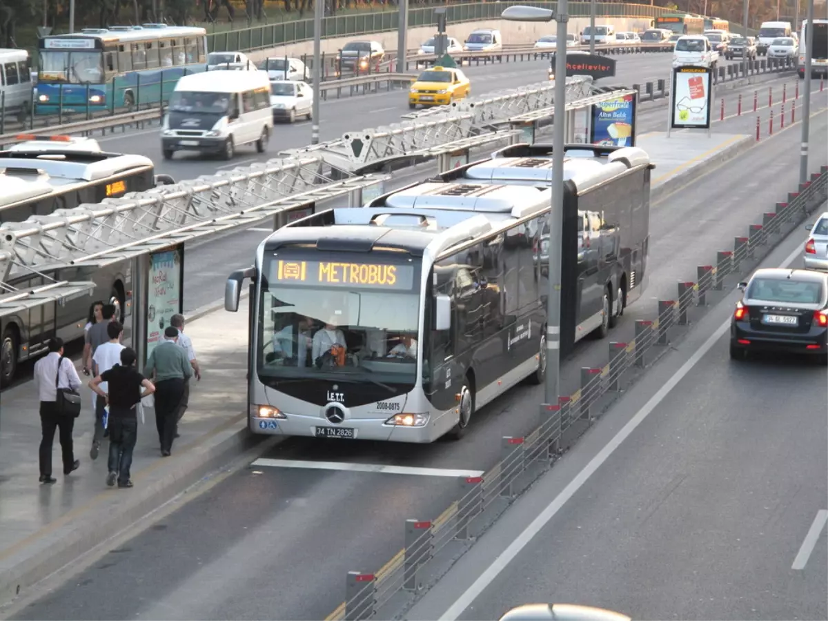 Metrobüs Seferleri Başladı