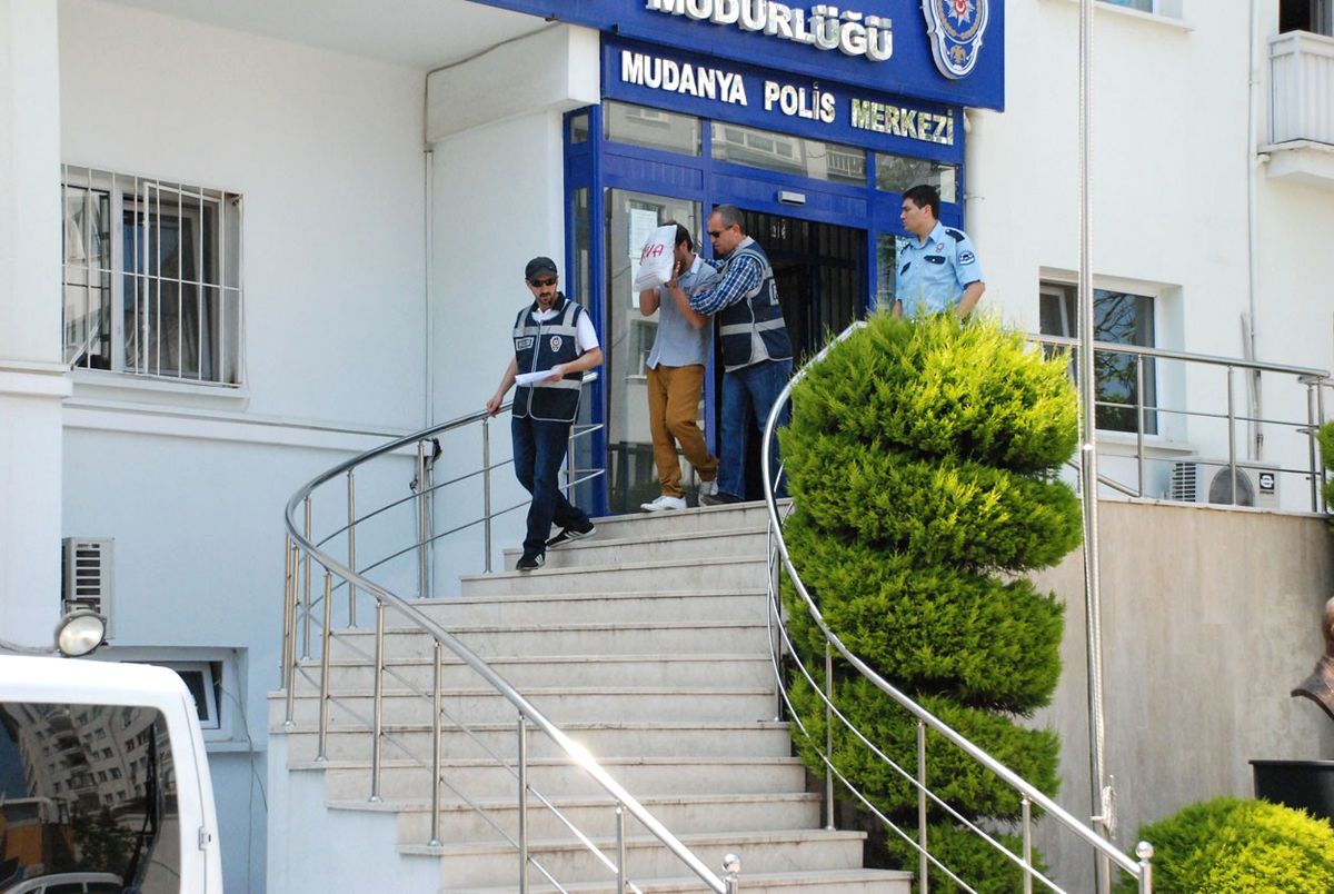 Metruk Binada Kedileri Besleyen Yaşlı Kadına Gaspçı Dehşeti
