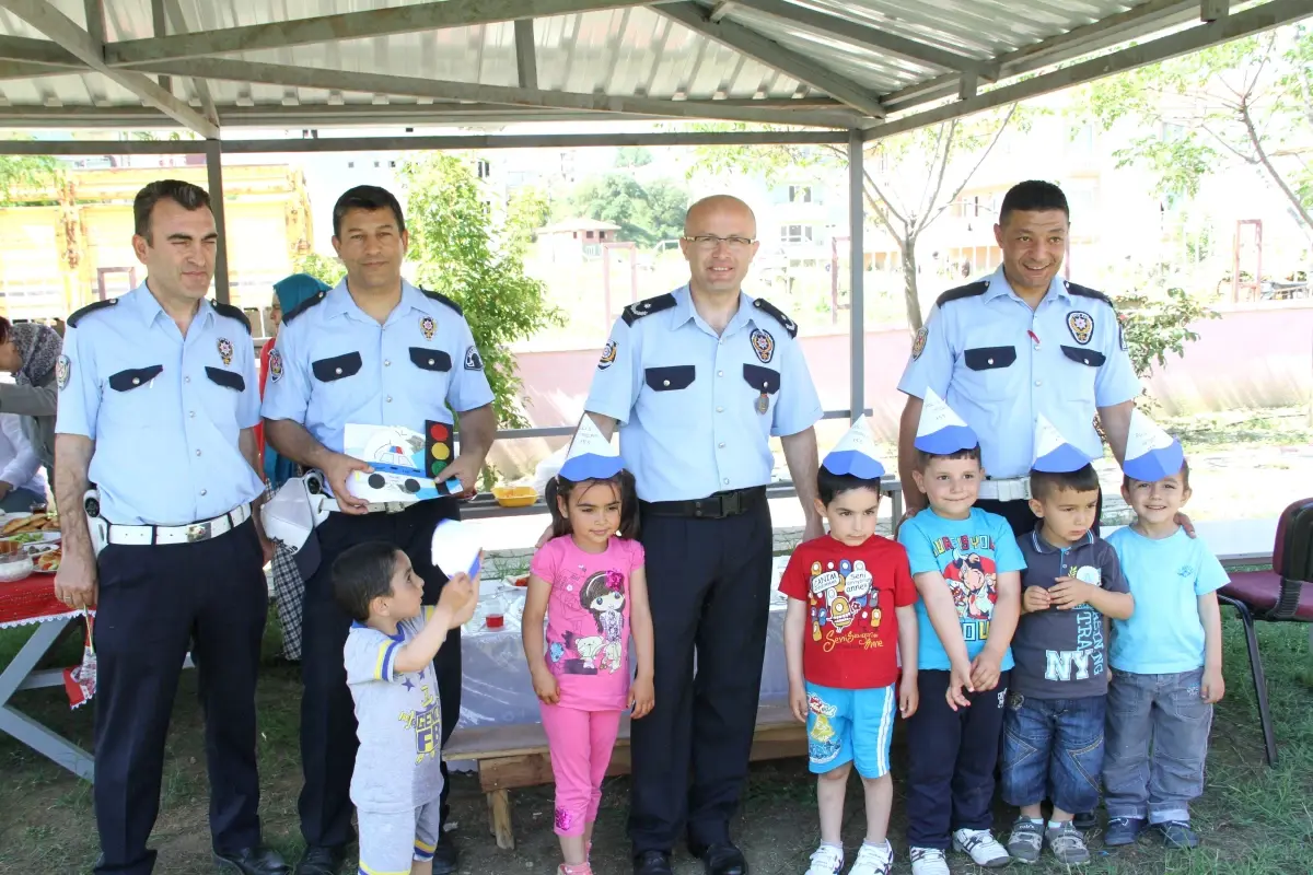 Minik Öğrenciler Geleceğin Polisi Olmak İstiyor