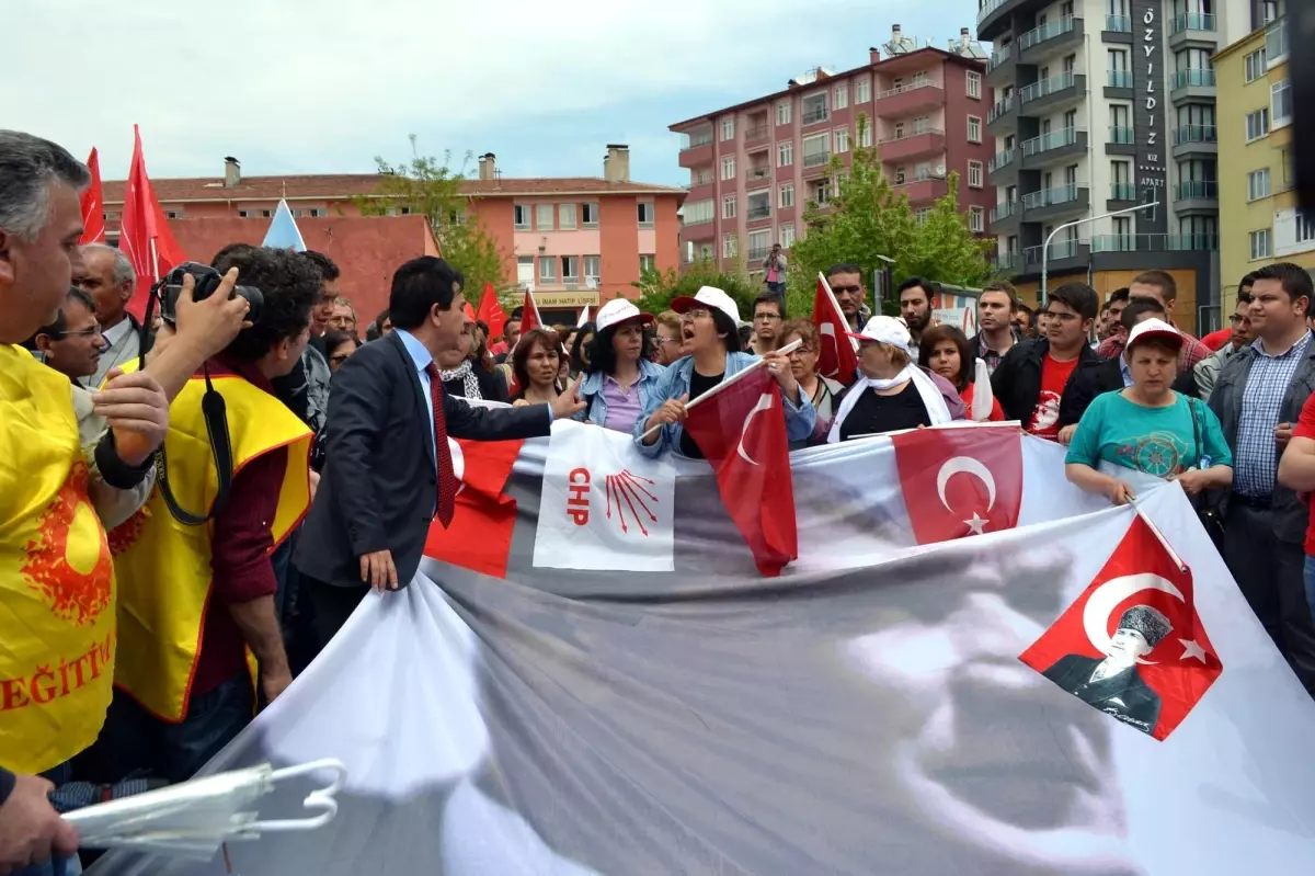 Niğde\'de 1 Mayıs Kutlamalarında Bayrak Krizi Yaşandı