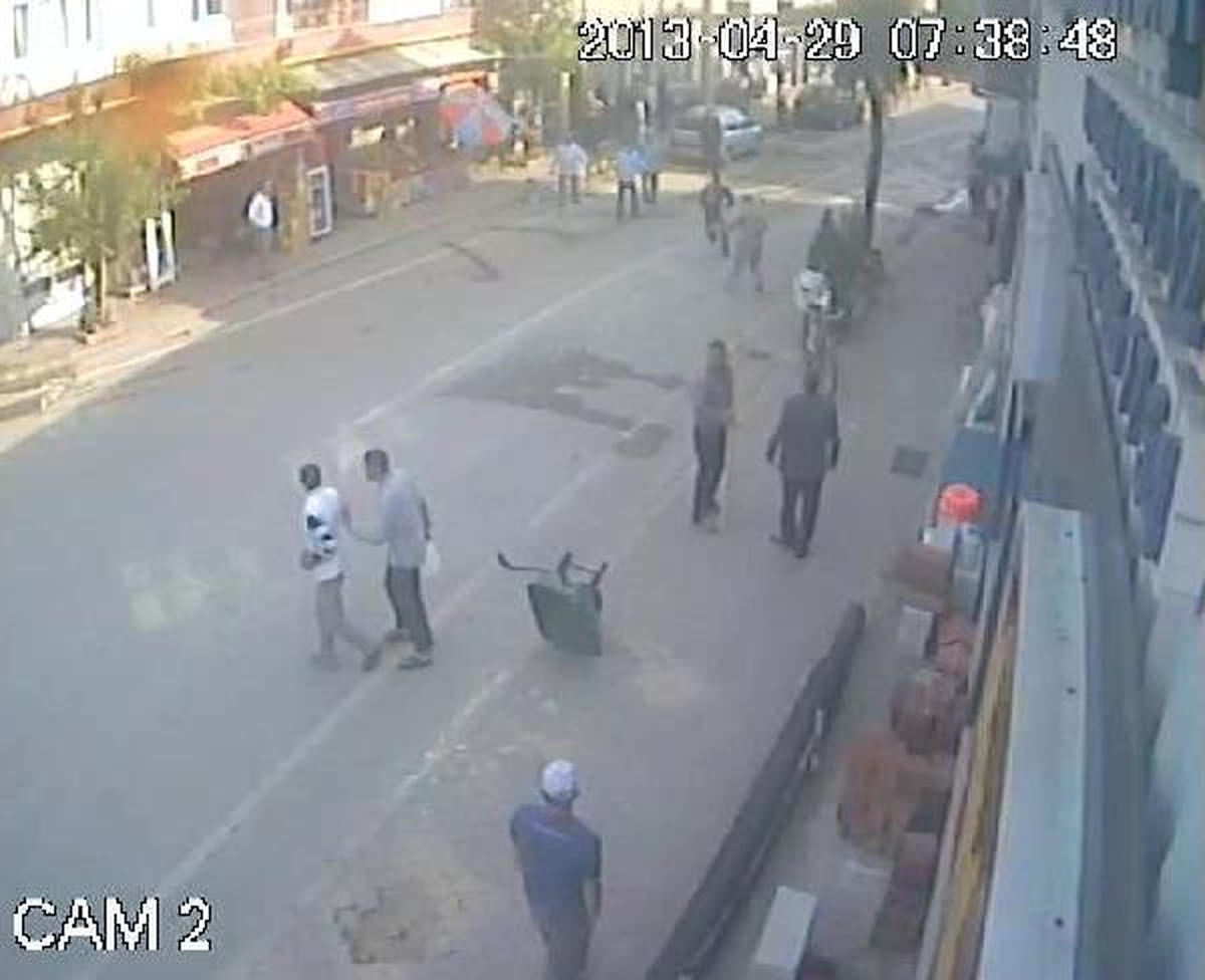 2 Kardeşini Cadde Ortasında Bıçakladı
