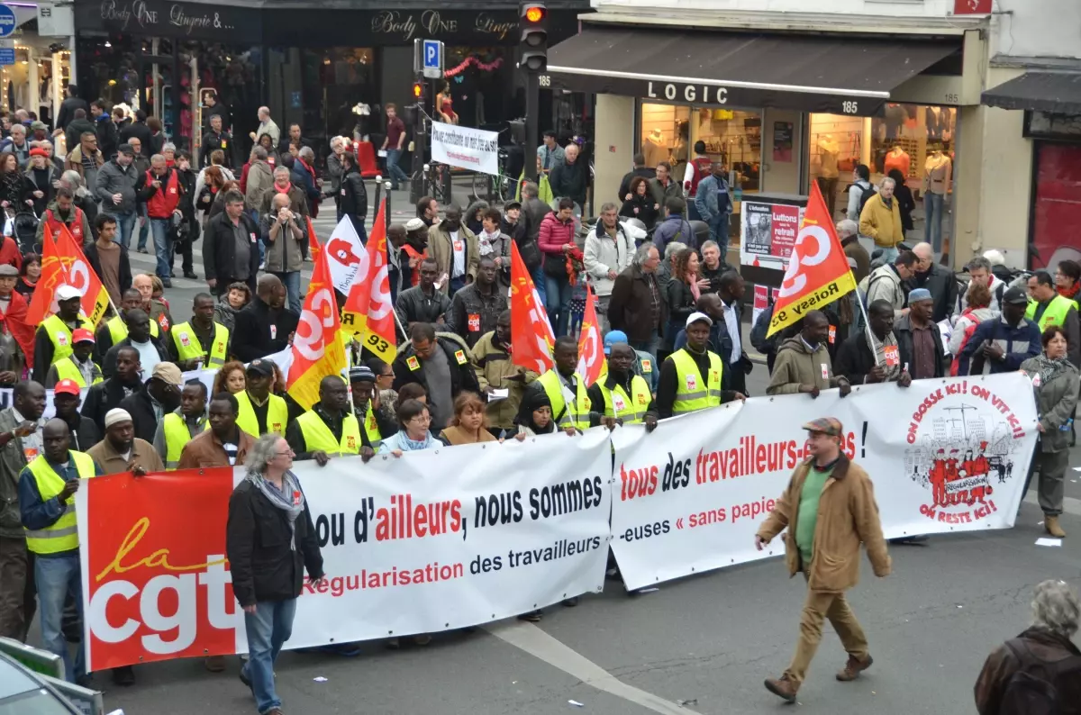 Paris\'te Yağmur Altında 1 Mayıs