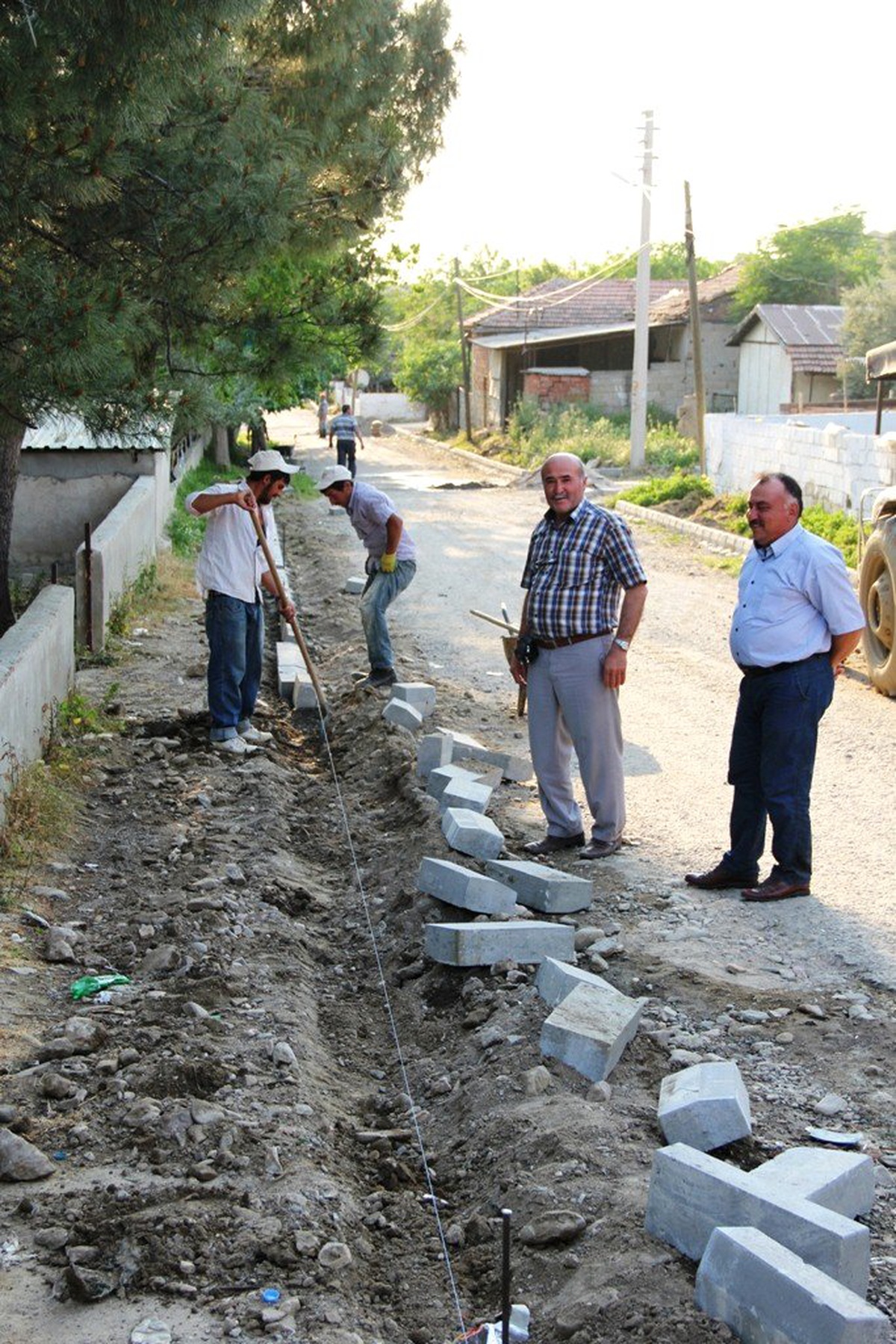 Sarıgöl Çavuşlar Köyü\'nde Kaldırım Çalışması Yapılıyor