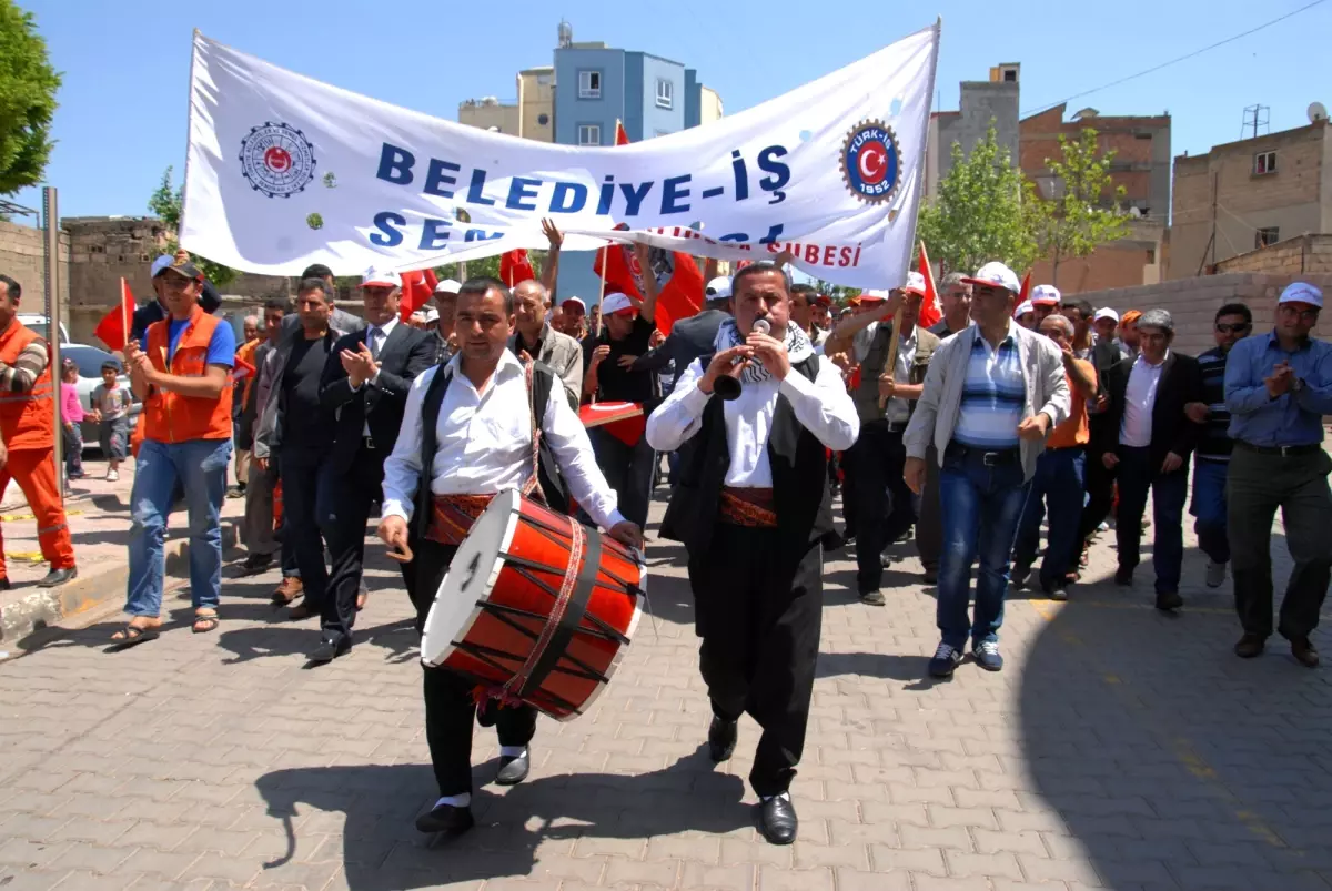 Siverek\'te 1 Mayıs Davul Zurna Eşliğinde Kutlandı