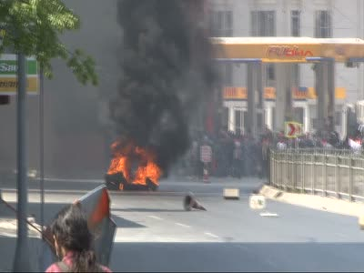 Yangını Söndürürken Elbiseleri Tutuştu