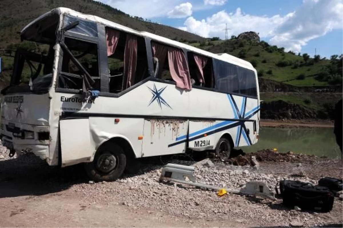 Yolcu Midibüsünün Baraja Uçması