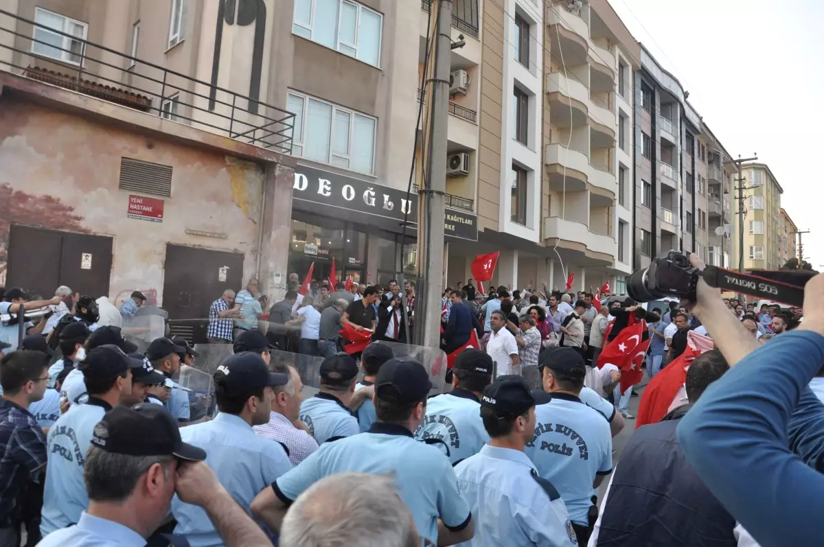 Akil İnsanlar Protestosuna Polis Müdahalesi