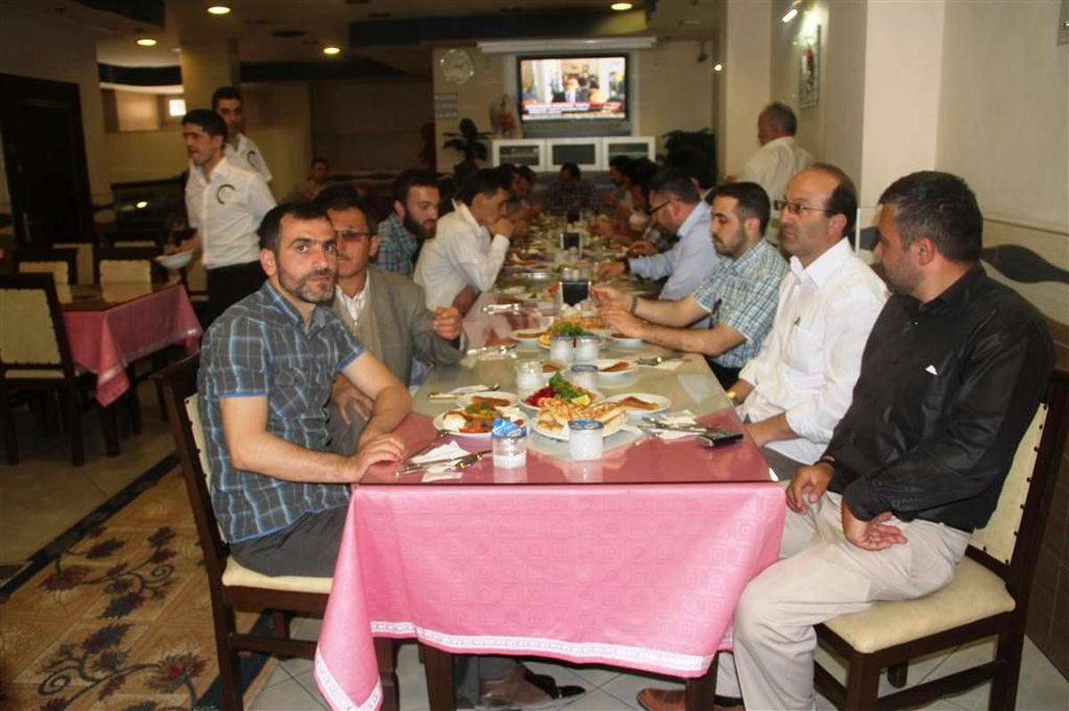 Akyazılı Şampiyon Hocalara Başkan Yazıcı\'dan Yemek