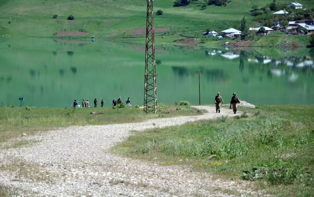 Askeri Yetkililer, Mayınlı Sahada İncelemelerde Bulundu