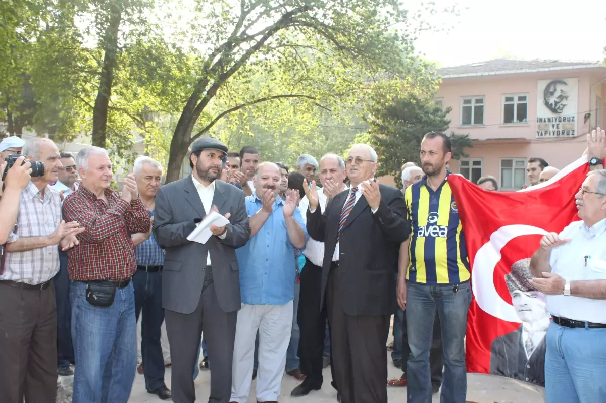 Atatürk Anıtı İçin Eylem Yaptılar