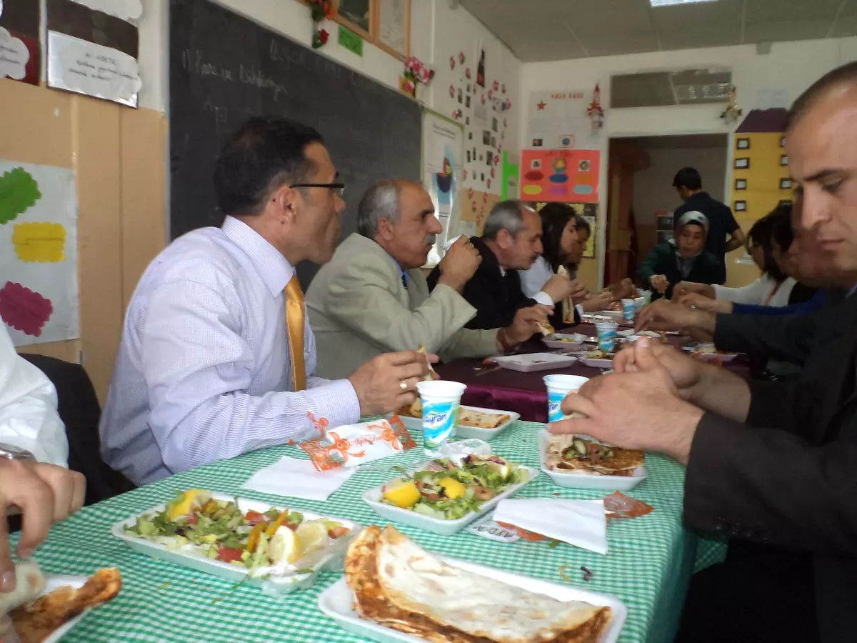 Başarılı Öğrencilere Yemek