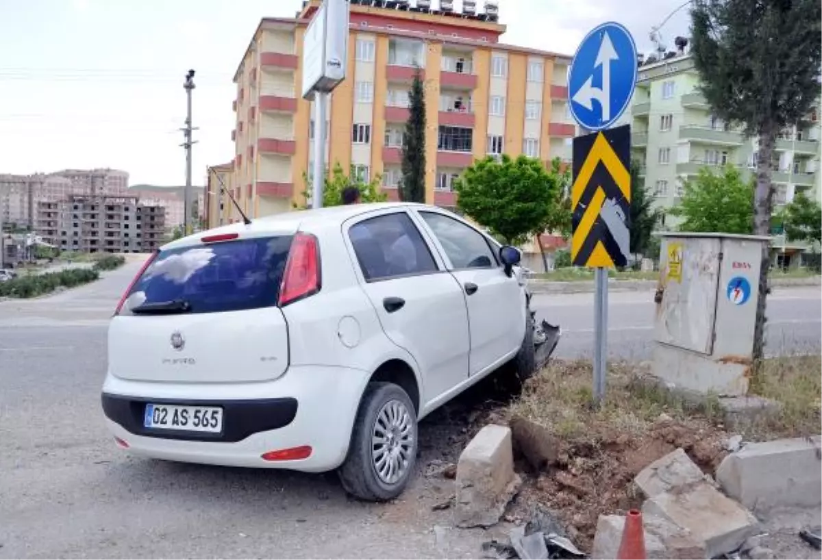 Besni\'de Hatalı Sollama Kazası: 2 Yaralı