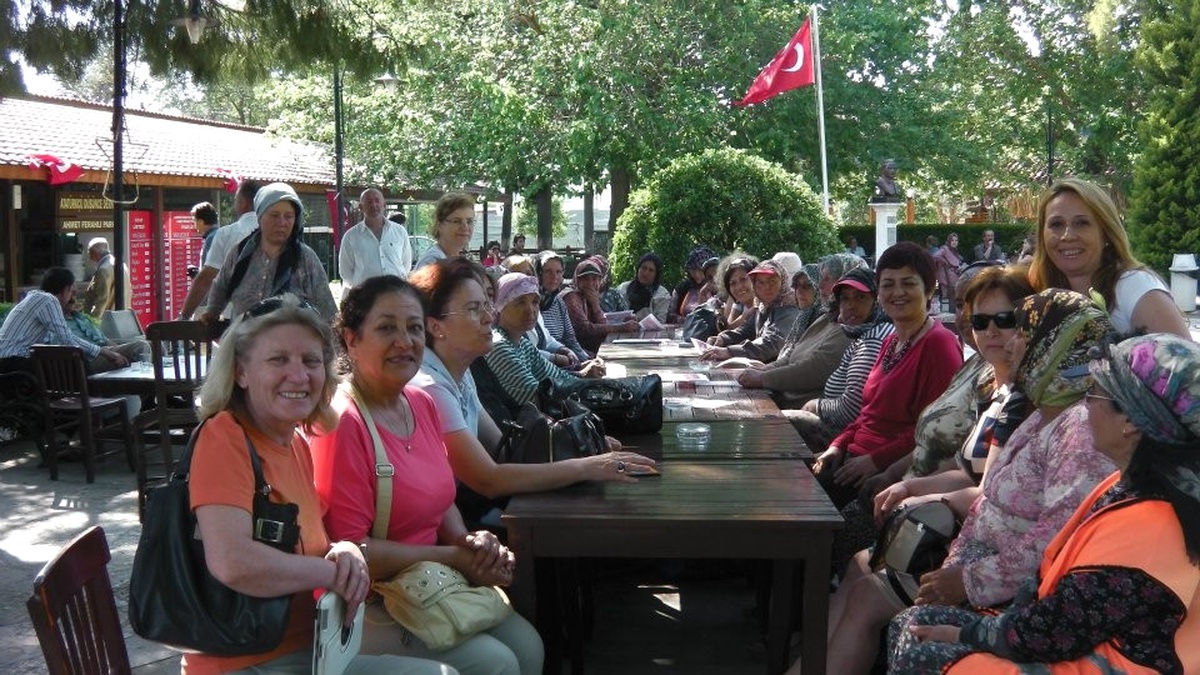 CHP İl Kadın Kolları, Selçuk\'u Ziyaret Etti