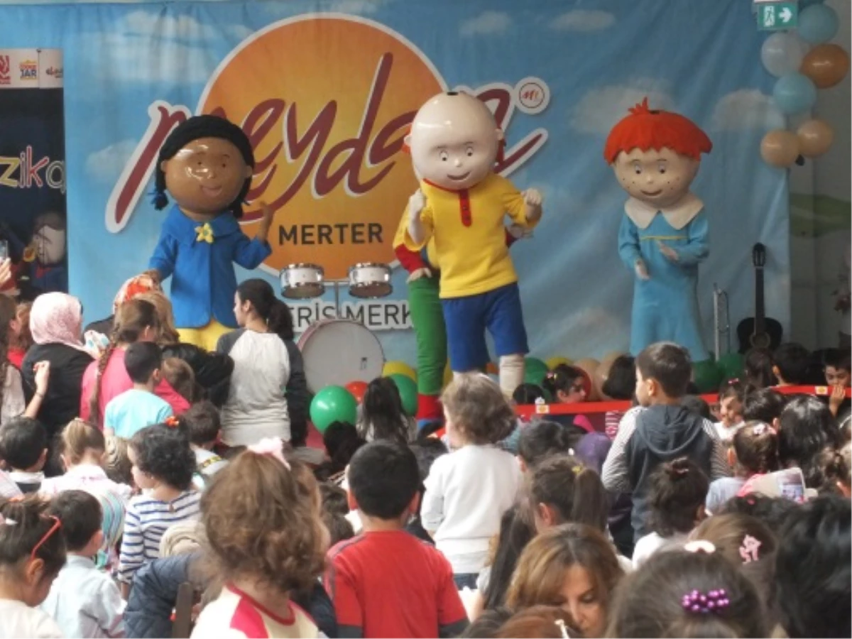 Çocuklar Meydan Merter\'de Caillou