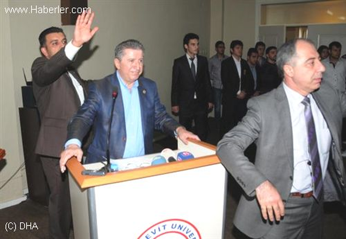Köksal Toptan\'a Üniversitede Yumurtalı Protesto