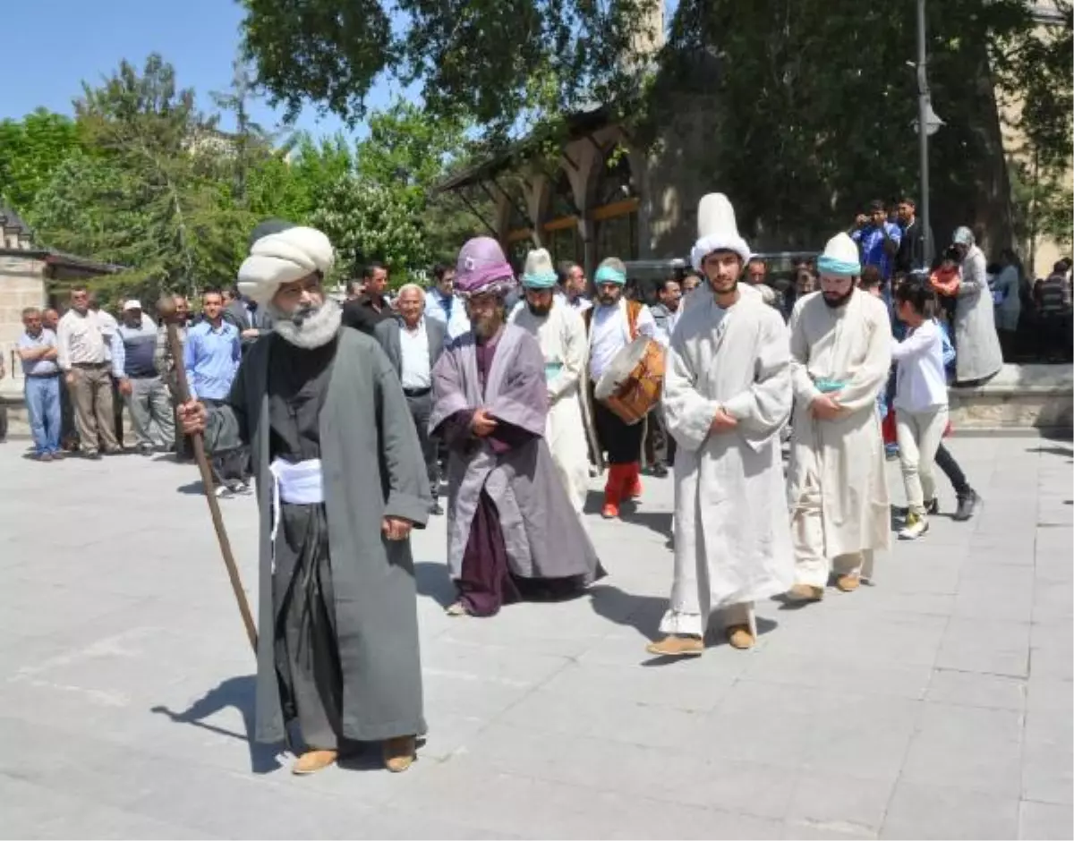 Mevlana\'nın Konya\'ya Göçü Canlandırıldı