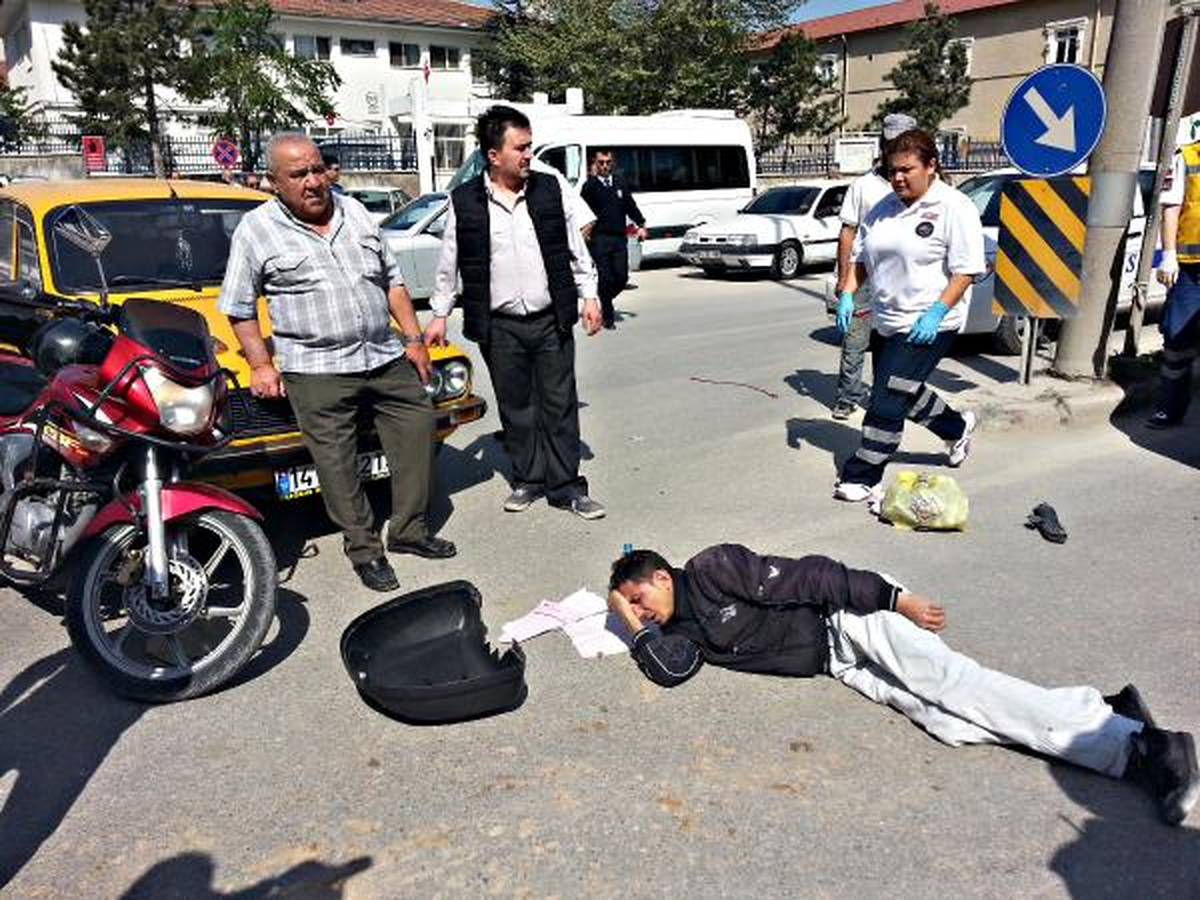 Motosikletli İlaç Kuryesine 2 Otomobil Çarptı