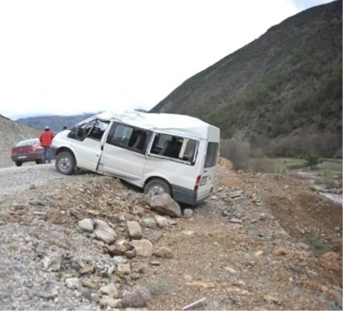 Öğrenci Servisi Takla Attı: 13 Kişi Yaralı