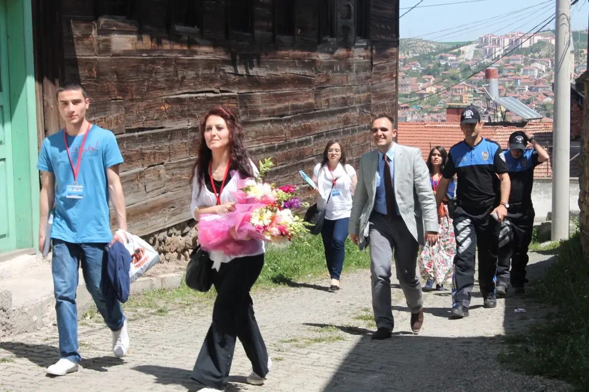 Polis ve Öğrenciler Yaşlılara Yardım Elini Uzattı