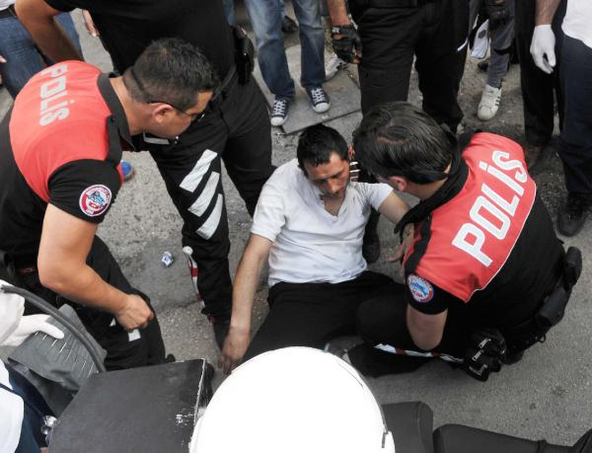 Polisi Görünce Bayılıyormuş Gibi Yaptı