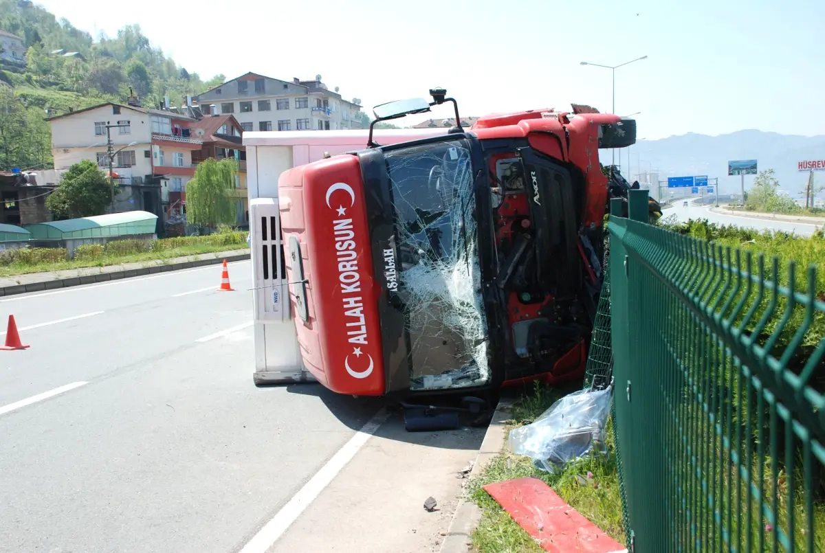 Rize\'de Kuru Gıda Yüklü Kamyon Devrildi: 1 Yaralı