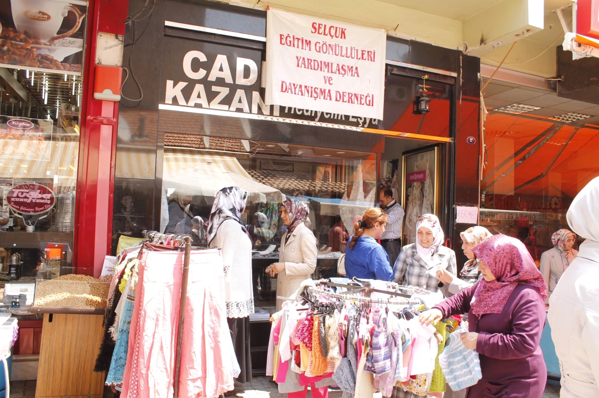 Selçuk\'ta Öğrenciye Burs Vermek İçin Yardım Kermesi Düzenlendi