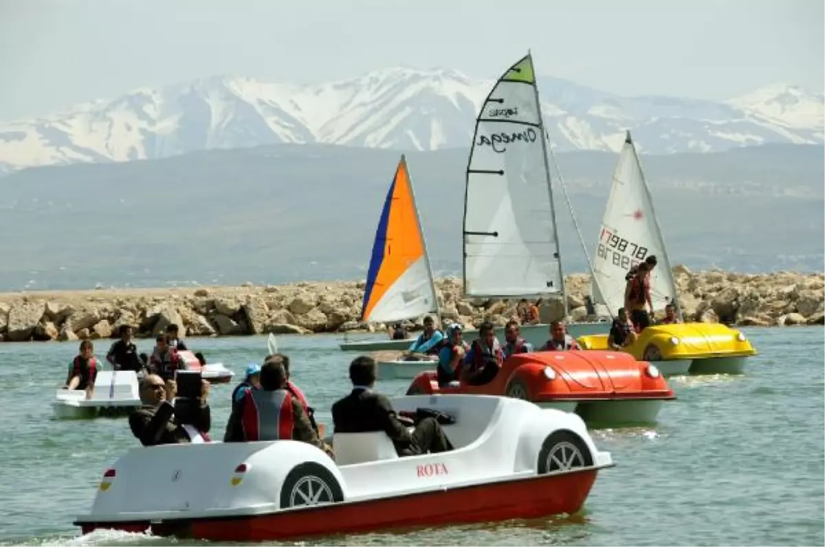 Van Gölü Sahilinde Su Sporları Merkezi Açıldı