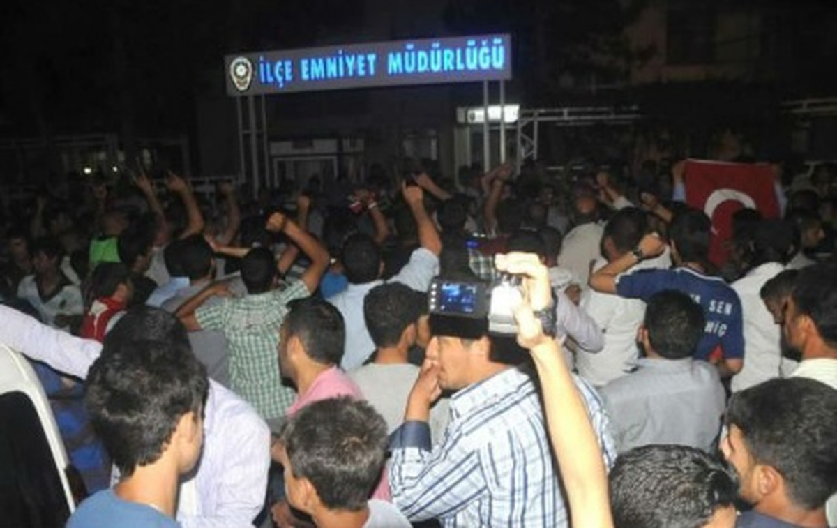 Akçakale\'de Tepki Yürüyüşü "Akçakale Sınır Kapısı\'ndan Zorla Geçmek İsteyen Suriyeliler Ateş Açtı"...