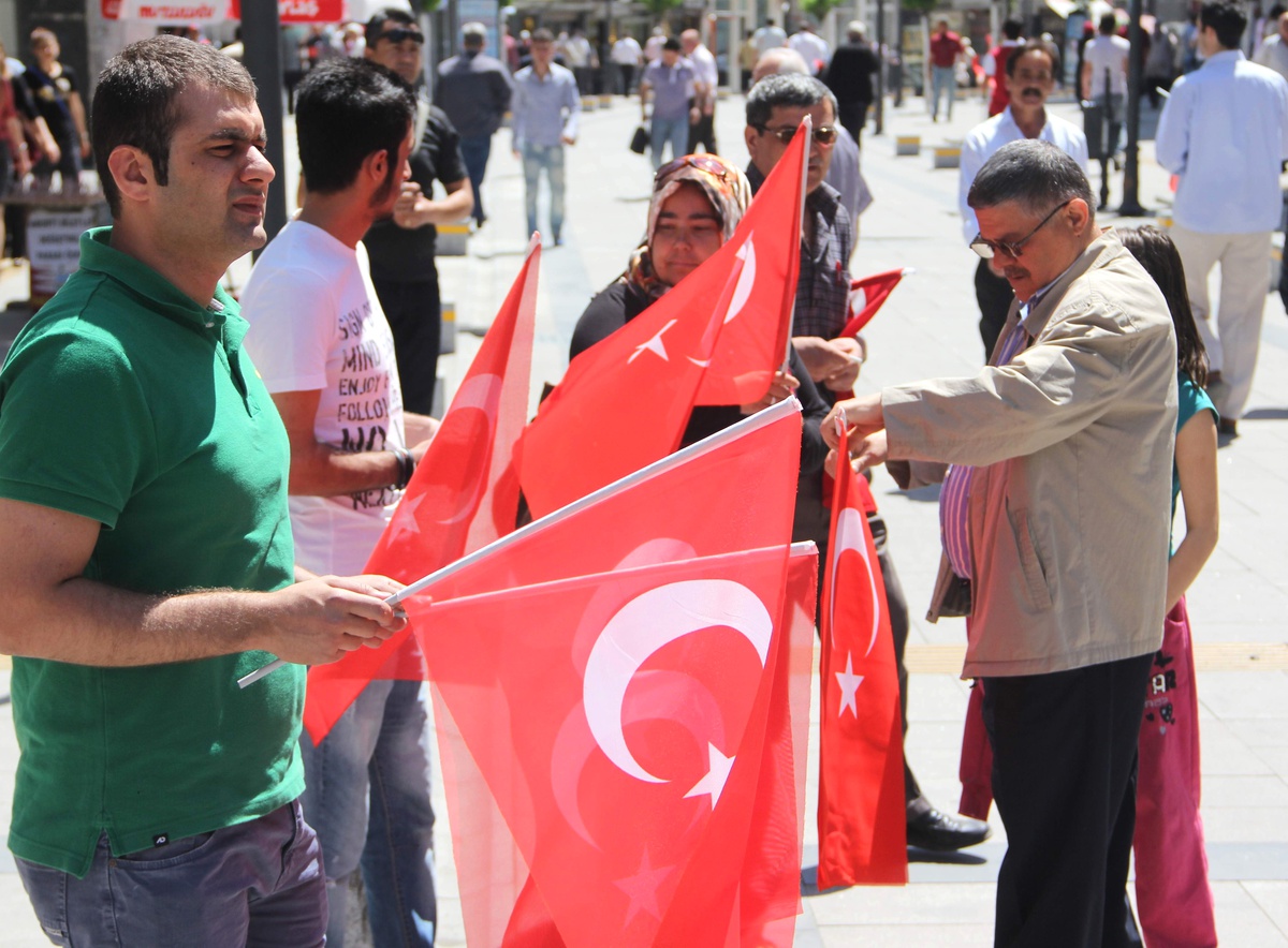 Aleperen Ocakları Vatandaşa Türk Bayrağı Dağıttı