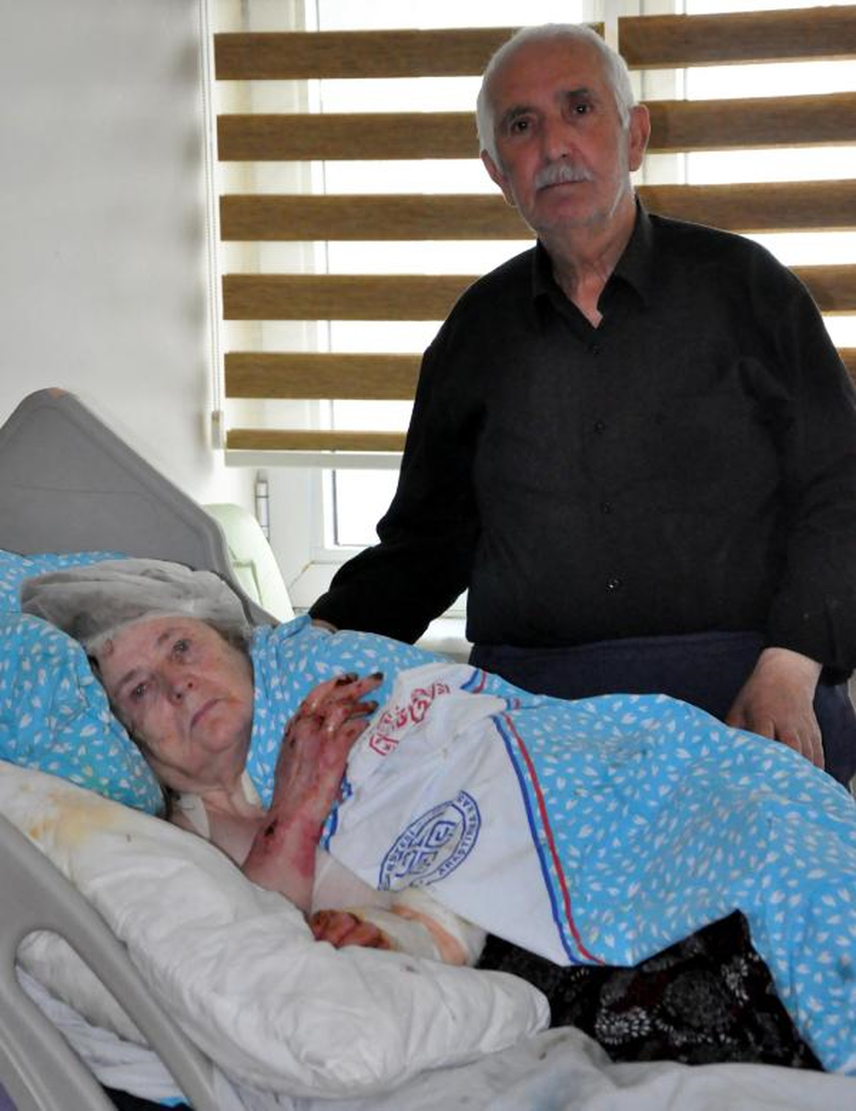 Hayat Arkadaşının Başucundan Ayrılmıyor