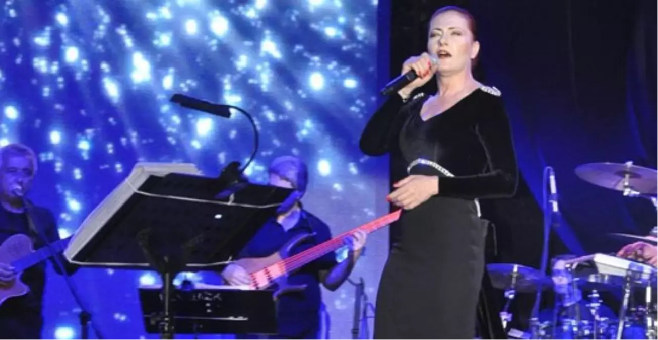 Annesi Öldü Kızı Konserde