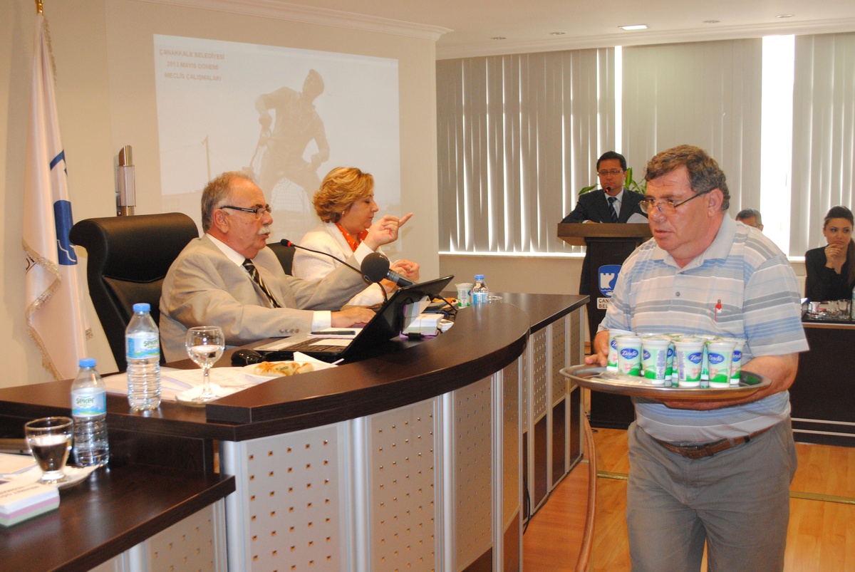 CHP\'li Belediye Başkanı Ayran Dağıttı