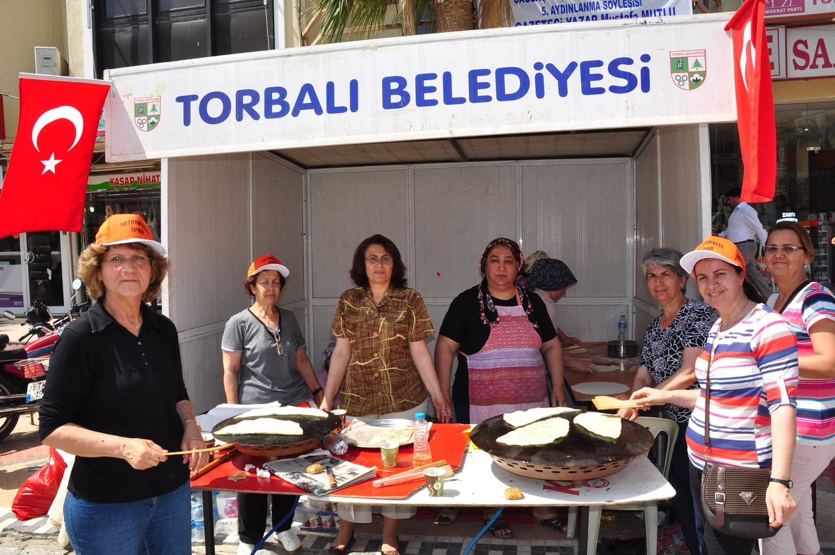 CHP\'lı Kadınlar Lösemili Çocuklar Içın Gözleme Sattı