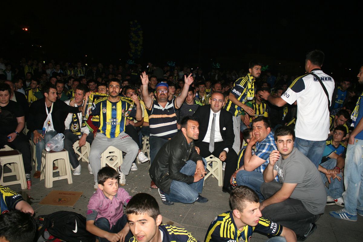 Düzceli Fenerbahçeliler Maçı Anıtparkta İzledi