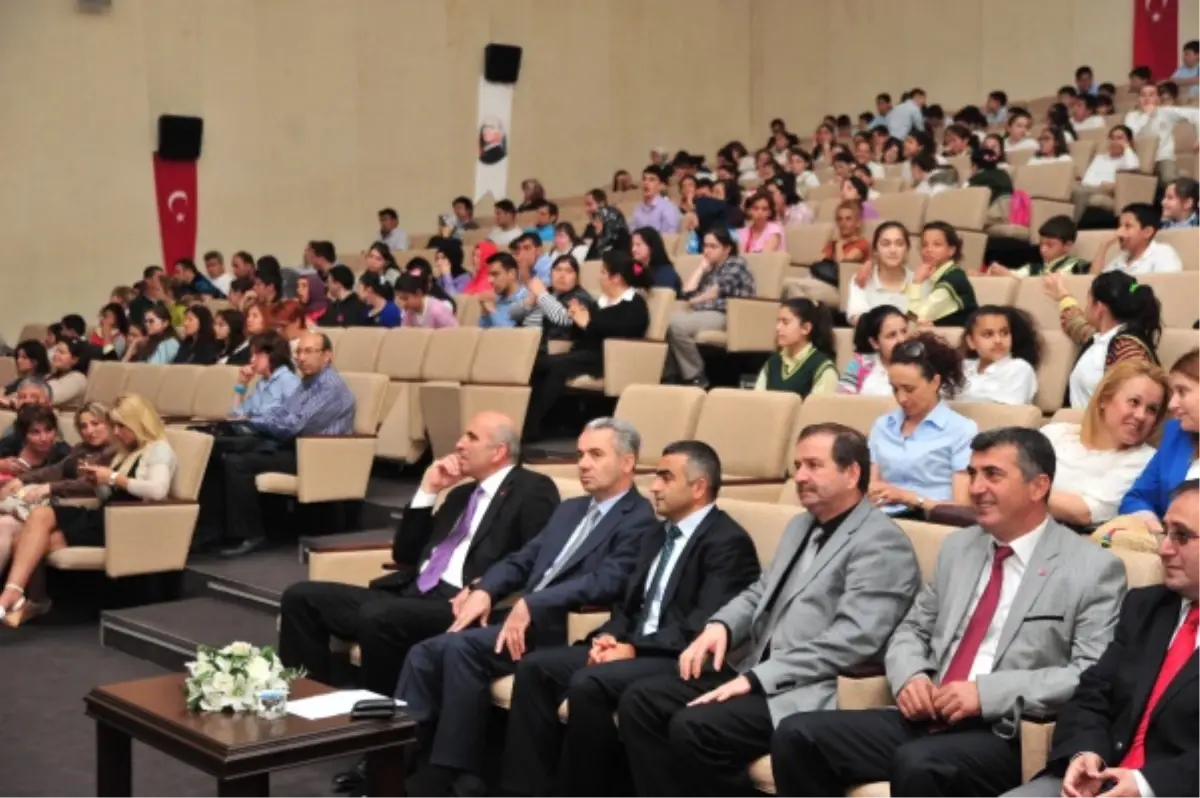 Engelli Örencilerin Yaptıkları Resimler Sergilendi