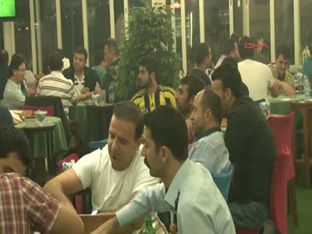 Fenerbahçe Taraftarı Maçı Sokaklarda İzledi Ramazan Eğri / İstanbul Dha \'Lik Skorla Kazandı.