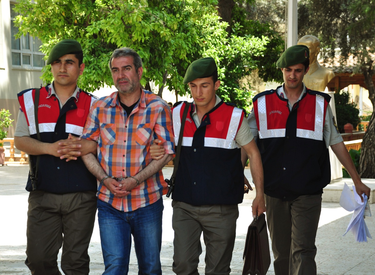 Firari Şahıs Bir Kişiyi Bıçaklayınca Yakalandı