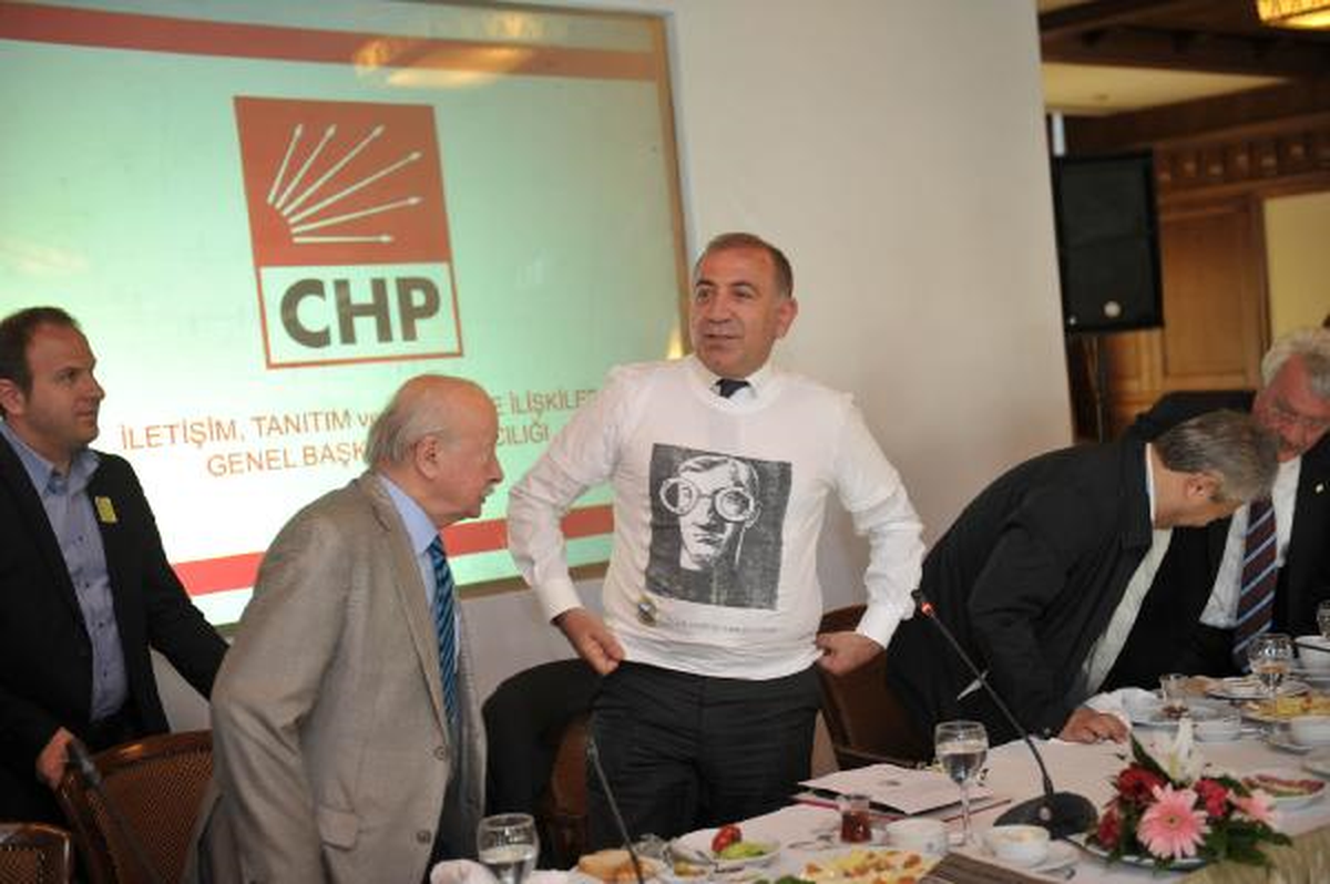 Gürsel Tekin, Muhabirlere Kelepçe Armağan Etti