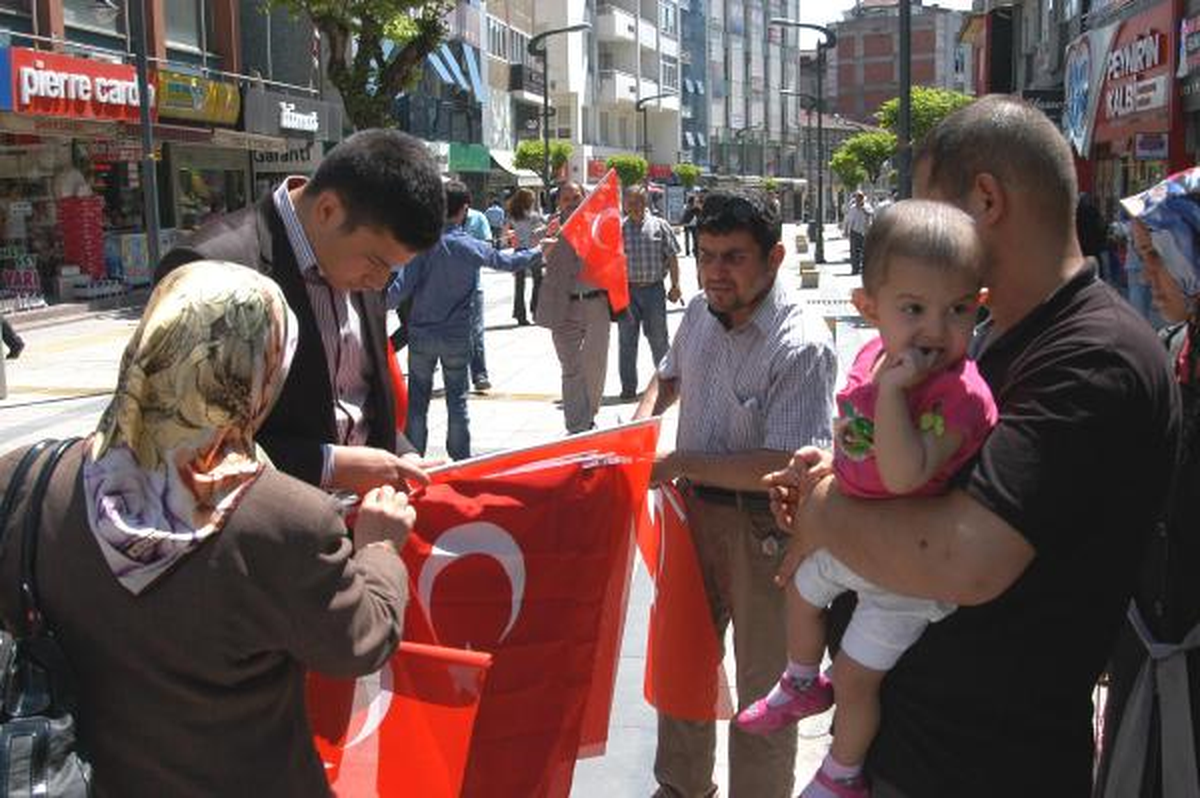 Karabük\'te Alperenler Bayrak Dağıttı