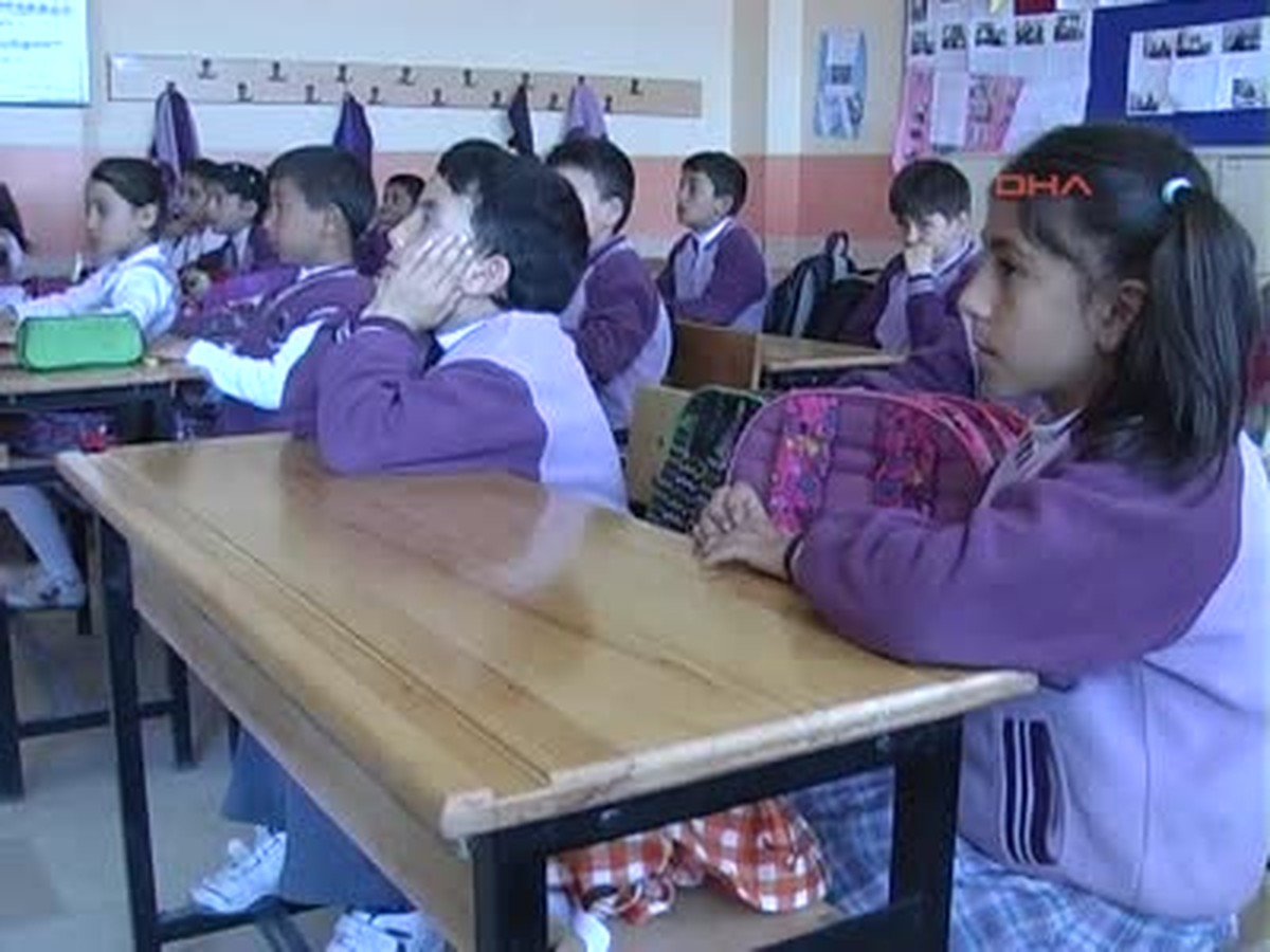 Kars Öğrencilerin Eski Sıraları Yenileniyor